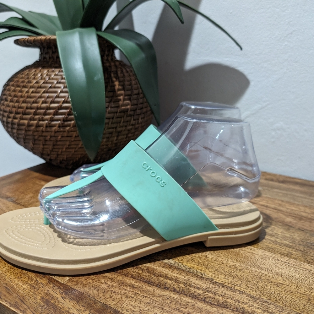 Crocs classic V2 flip flops women's size 8 - Picture 3 of 7
